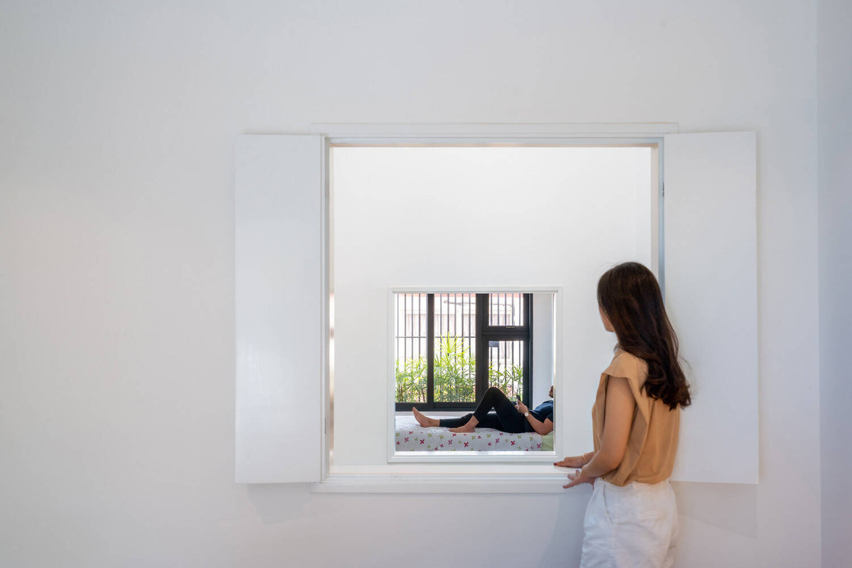 Nhà có 3 phòng ngủ, 1 phòng tại tầng một và 2 phòng trên tầng hai.