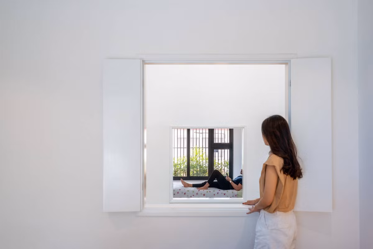 Nhà có 3 phòng ngủ, 1 phòng tại tầng một và 2 phòng trên tầng hai.