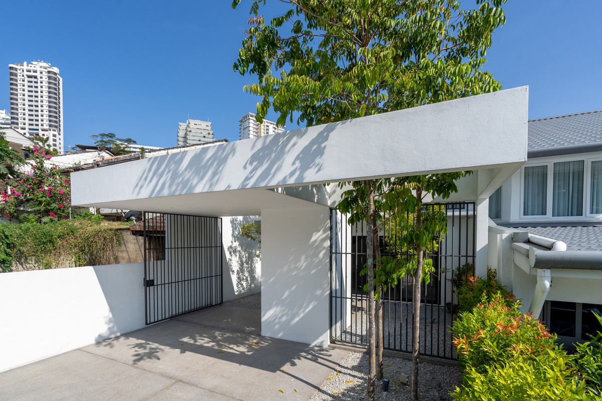 Hai khoảng sân cũng là nơi gia chủ trồng cây xanh để lọc bớt khói bụi ảnh hưởng tới không gian sống.