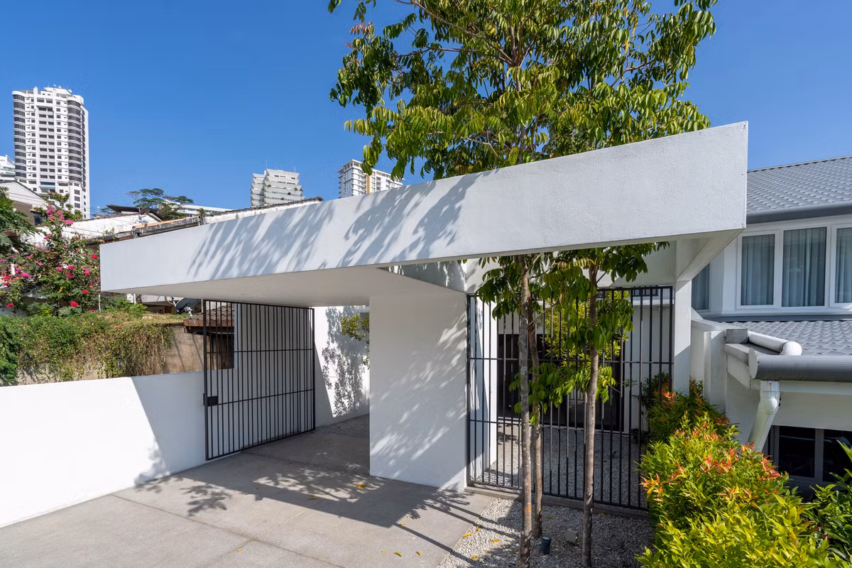 Hai khoảng sân cũng là nơi gia chủ trồng cây xanh để lọc bớt khói bụi ảnh hưởng tới không gian sống.