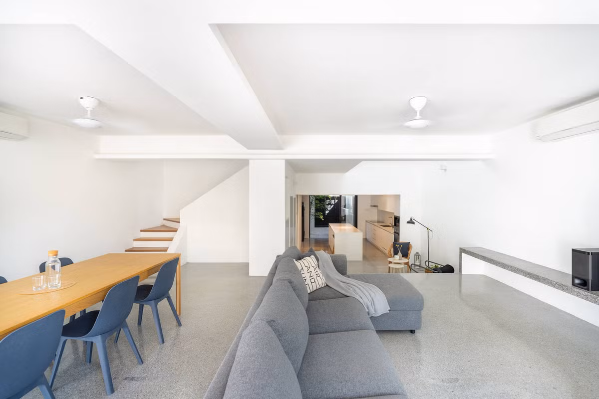 Với chiều cao thấp của mặt tiền, nhiều người lầm tưởng Ottiqa House là nhà cấp 4. Tuy nhiên, thực tế bên trong ngôi nhà có tới 3 tầng lầu.