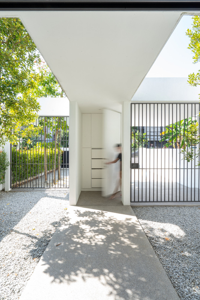 Là căn nhà có chiều dài sâu, Ottiqa House được thiết kế xử lý vấn đề ánh sáng bằng cách mở khe thoáng ở cả sân trước và sân sau.