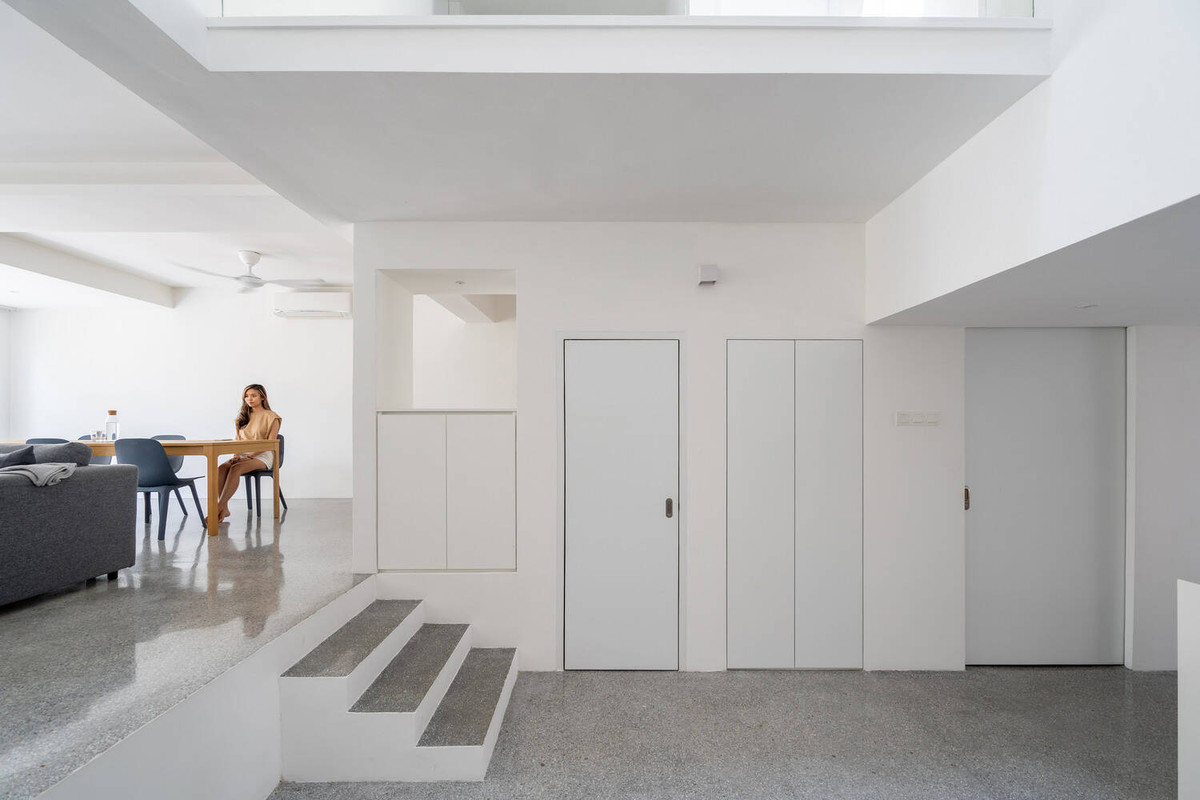 Từ bếp trở vào, sàn nhà được hạ thấp hơn so với mặt đường.