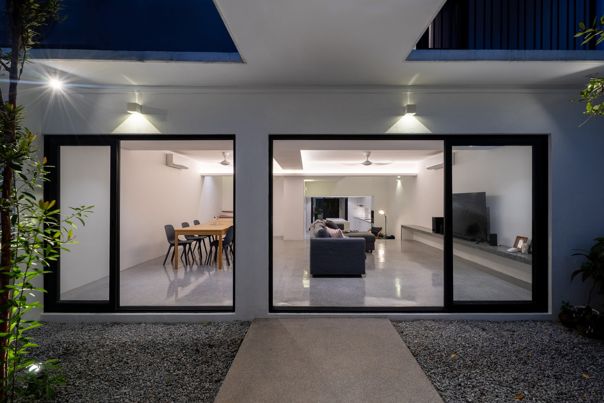 Tuy nhiên, bên trong là không gian rộng rãi, thoáng mát và có tới 3 tầng lầu.