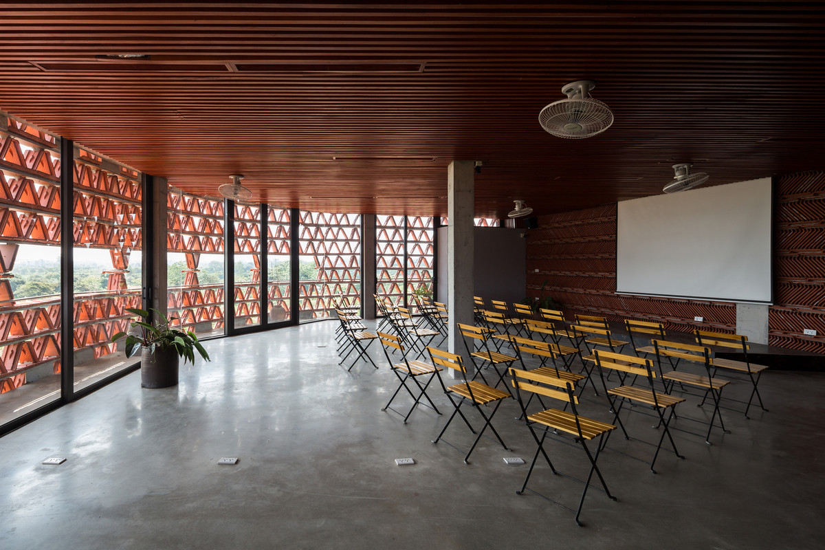 Công trình có chức năng Quán cà phê (không gian dưới + trên tầng thượng), phòng Hội thảo và Triển lãm (ở tầng giữa) để mang đến một điểm đến mới mẻ, một Mái nhà chung đầy cảm hứng.