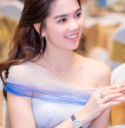 Xuất hiện trong một sự kiện tại TP.HCM, nữ người mẫu từng gây chú ý với chiếc đồng hồ nạm kim cương trị giá hơn 1 tỷ đồng. Ảnh: FBNV.