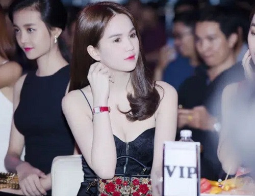 Năm 2015, góp mặt tại buổi tiệc sinh nhật của Game mà cô làm gương mặt đại diện, Ngọc Trinh xuất hiện nổi bật với chiếc đồng hồ Hermes mạ kim cương lấp lánh. Ảnh: Internet