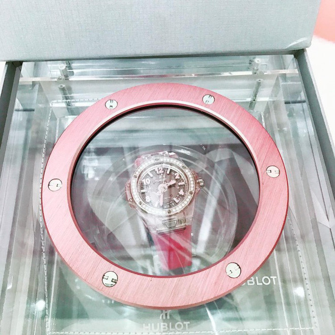 Dịp sinh nhật lần thứ 29, nữ hoàng nội y “rinh” về chiếc đồng hồ Hublot Big Bang One Click Pink Sapphire Diamonds giá trên dưới 1,4 tỷ đồng. Đây là chiếc đồng hồ thuộc phiên bản giới hạn, cả thế giới chỉ có 200 chiếc. Ảnh: FBNV.