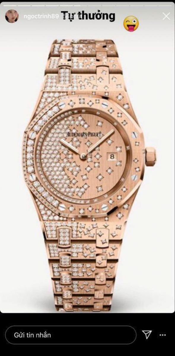 Giá trị đắt đỏ của chiếc đồng hồ đến từ các viên kim cương được sắp xếp ngẫu nhiên mô phỏng những đợt sóng biển, đòi hỏi tay nghề cao của nghệ nhân và thời gian khá lâu để hoàn thành. Ngoài ra, mặt đồng hồ, dây đeo cũng được làm từ vàng hồng 18K. Ảnh: FBNV.