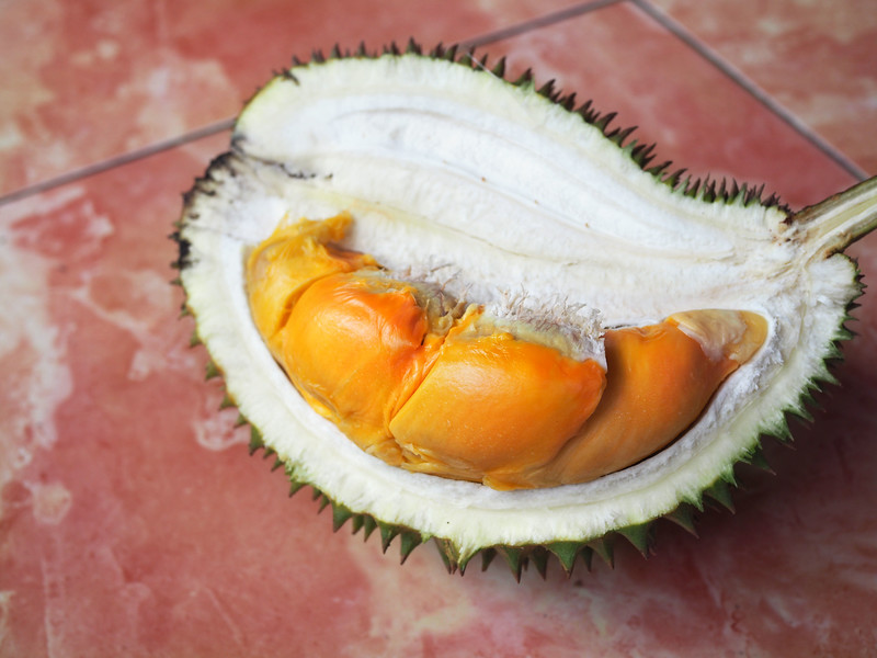 Năm 2015, một khách hàng tại Indonesia đã mua một quả sầu riêng cầu vồng với giá 150.000 IDR (khoảng 272.000 đồng)/quả dưới 1kg sau khi mặc cả từ 250.000 IDR (khoảng 384.000 đồng). Nguồn ảnh: Printest, Yearofthedurian