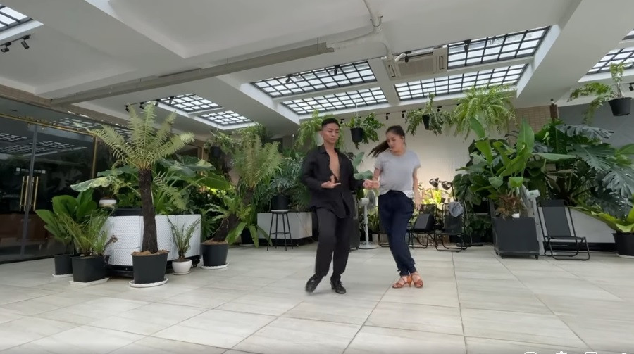 Gần đây, vợ chồng kiện tướng dancesport Khánh Thi - Phan Hiển thường xuyên check-in tại một không gian ngập cây xanh ngay trong nhà. Ảnh chụp màn hình