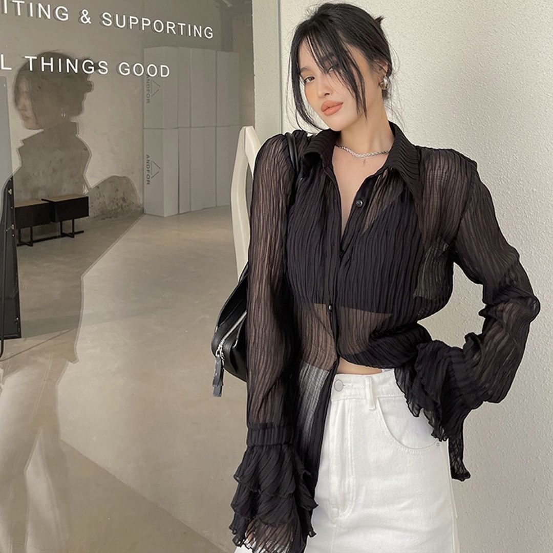 Combo áo xuyên thấu bra chỉ thực sự hợp khi bạn diệ đi chơi, còn diện đến văn phòng lại không thực sự hợp lý chút nào.