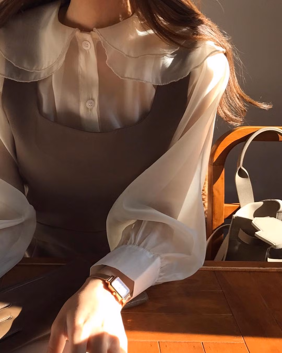 Một cách diện áo xuyên thấu khác cũng khá được lòng những cô nàng điệu đà đó là mix áo cùng váy hai dây tạo cảm giác nữ tính mà vẫn kín đáo, lịch sự.