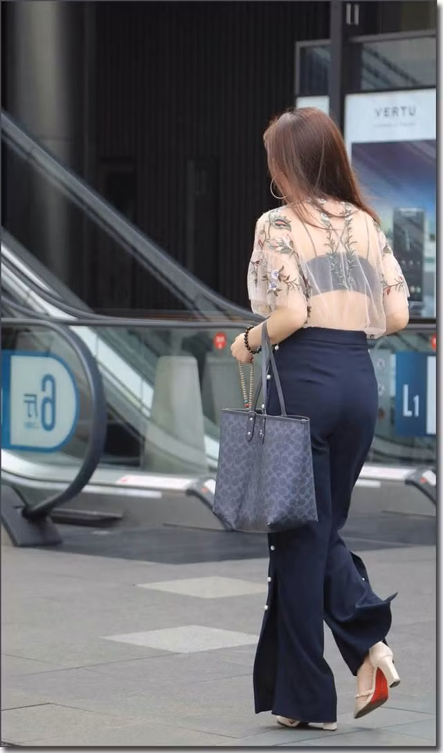 Thực tế đây cũng là lỗi khi diễn áo xuyên thấu của nhiều cô nàng văn phòng gặp phải. Lên đồ chỉn chu đến sở làm với quần ống suông, túi bản to nhưng chiếc áo xuyên thấu lộ nội y đã khiến hình ảnh của cô nàng này trở nên kém duyên.