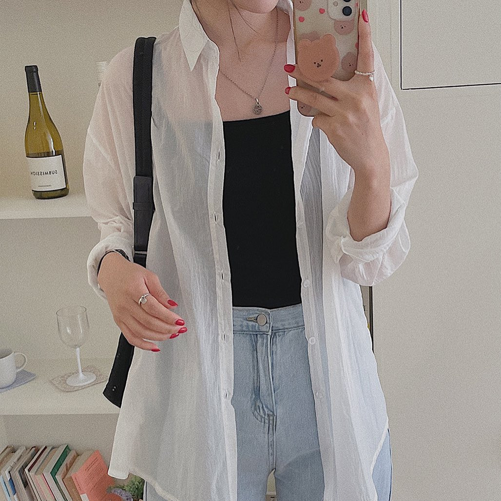 Để tránh rơi vào tình cảnh phản cảm thì bạn nên mix áo xuyên thấu với áo bra/ áo lót có thiết kế kín đáo, không phô trương da thịt quá đà.