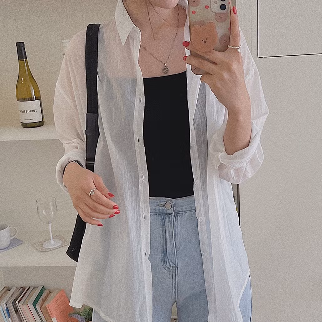 Để tránh rơi vào tình cảnh phản cảm thì bạn nên mix áo xuyên thấu với áo bra/ áo lót có thiết kế kín đáo, không phô trương da thịt quá đà.