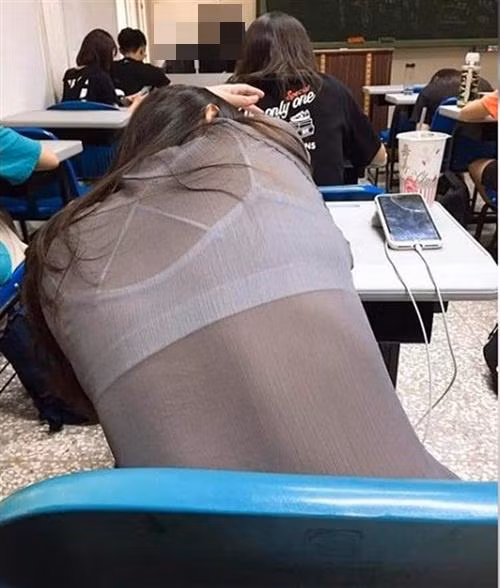 Vẫn biết áo xuyên thấu vốn rất hot nhưng nếu lên đồ không tinh tế thì bạn sẽ chỉ nhận được những cái nhìn ái ngại đỏ mặt của đồng nghiệp, bạn bè mà thôi.