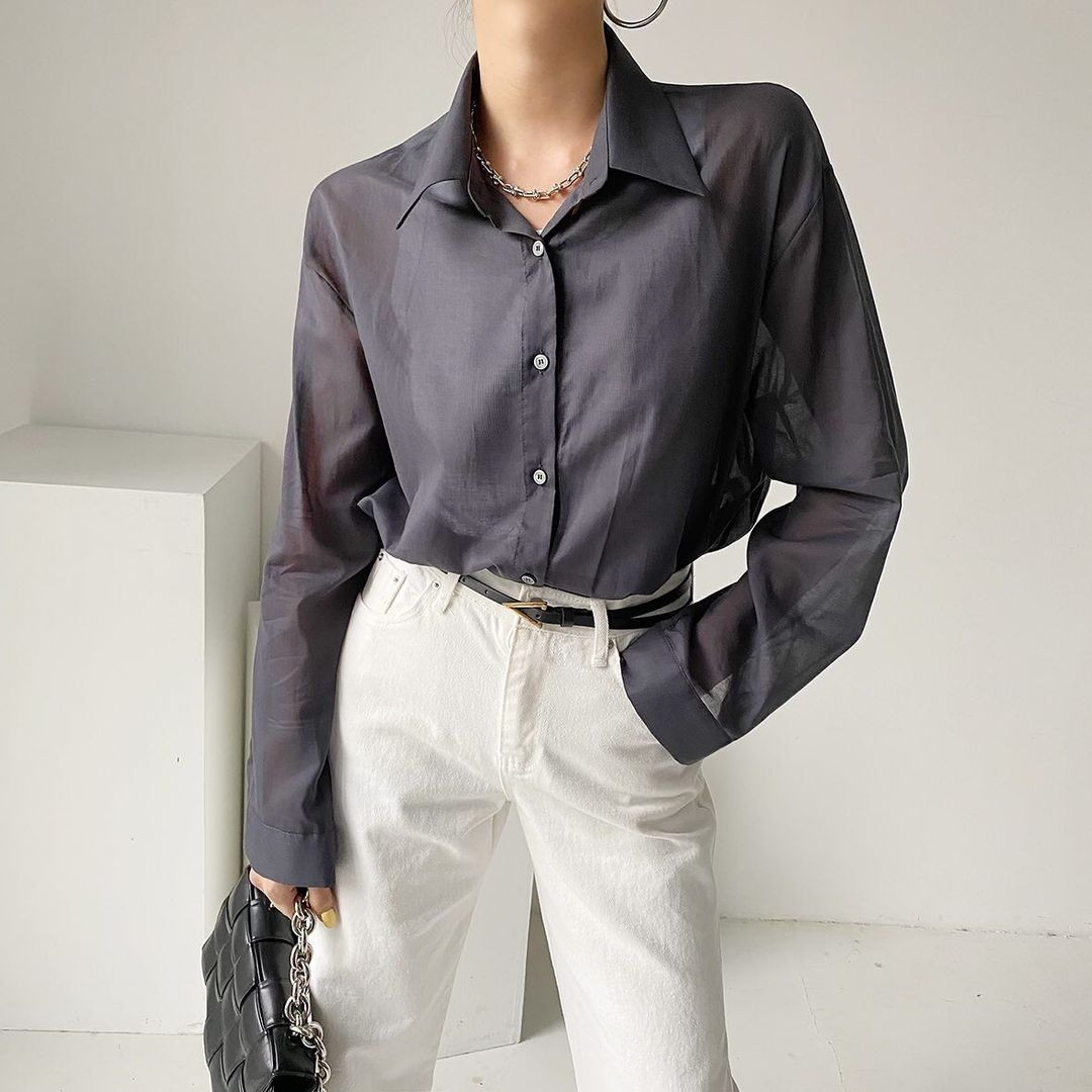 Bạn có thể diện áo tanktop hoặc áo hai dây để hình ảnh tinh tề mà vẫn hiện đại, nên tránh xa những kiểu áo bra ôm sát hoặc có thiết kế quá nhỏ, dễ khiến hình ảnh trở nên phô phang, kém duyên.