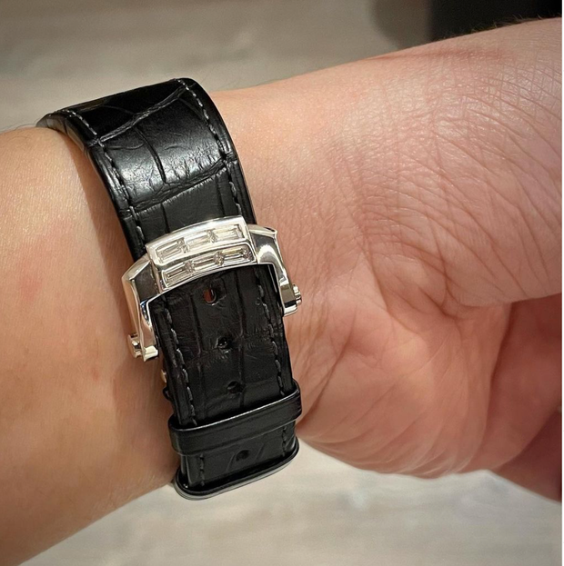 Đó là chiếc đồng hồ Patek Philippe Nautilus 5724G. Hãng đồng hồ Patek Philippe là cái tên đình đám nhất trong dòng hàng siêu xa xỉ. Ảnh: Instagram