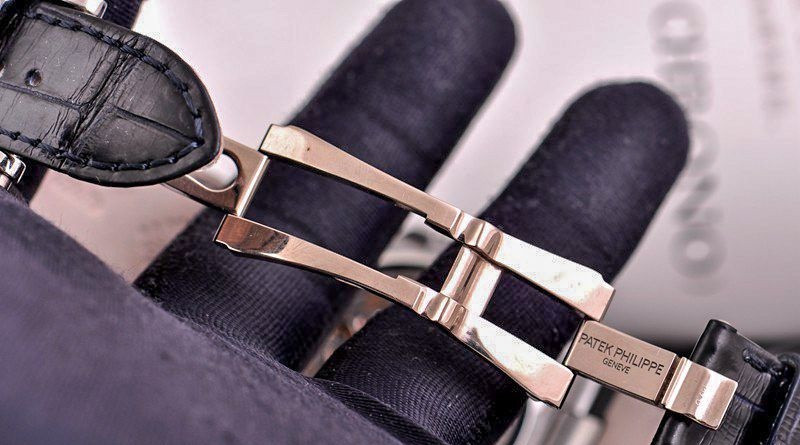 Không chỉ thế Patek Philipe còn đính 6 viên kim cương trụ lớn vào phần nối giữa tai càng và bộ dây da cá sấu cao cấp của hãng. Phần khóa của chiêc đồng hồ kiểu khóa gặp trên mặt là 6 viên kim cương trụ. Ảnh: Giabaoluxury.