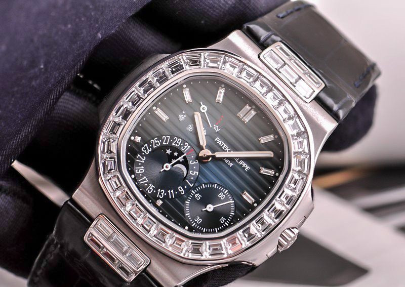Kiểu dáng này được Gérald Genta, giám đốc thiết kế của Patek Philippe lúc bấy giờ, lấy ý tưởng từ ô cửa sổ trên chiếc du thuyền cao cấp lúc bấy giờ. Ảnh: Giabaoluxury.
