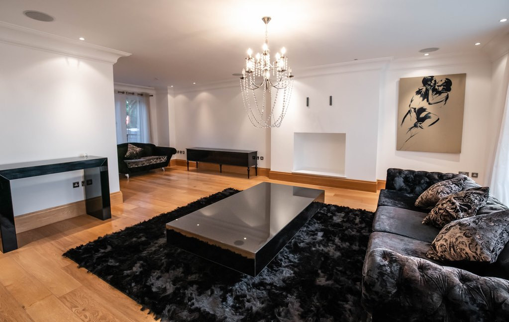 Vì vậy, Cristiano Ronaldo không tiếc tiền để mua những ngôi biệt thự sang trọng, đẳng cấp thế giới. Từ 2003 đến 2009, Ronaldo đã sống trong một căn hộ sang trọng ở Manchester. Ảnh: Getty