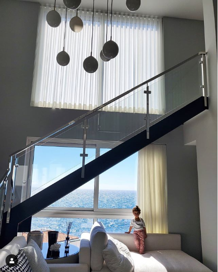 Biệt thự màu trắng và xám nhìn ra biển được trang bị mọi tiện nghi, bao gồm hai bể bơi Olympic - một trong số đó là trên sân thượng - hai phòng tập thể dục. Ảnh: Instagram