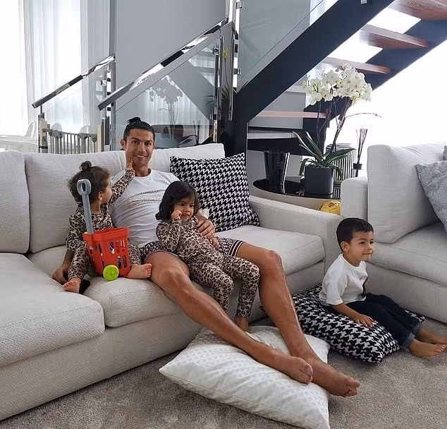 Tại Bồ Đào Nha, Ronaldo sở hữu căn biệt thự nguy nga ở đảo Madeira. Ảnh: Instagram