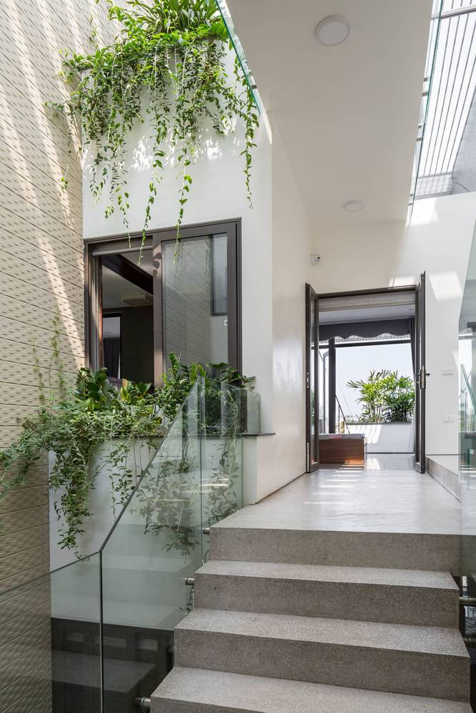 Phía trước nhà là khối phòng ngủ chính giúp tận dụng tầm nhìn, phía sau là khối phòng ngủ phụ và phòng khách.