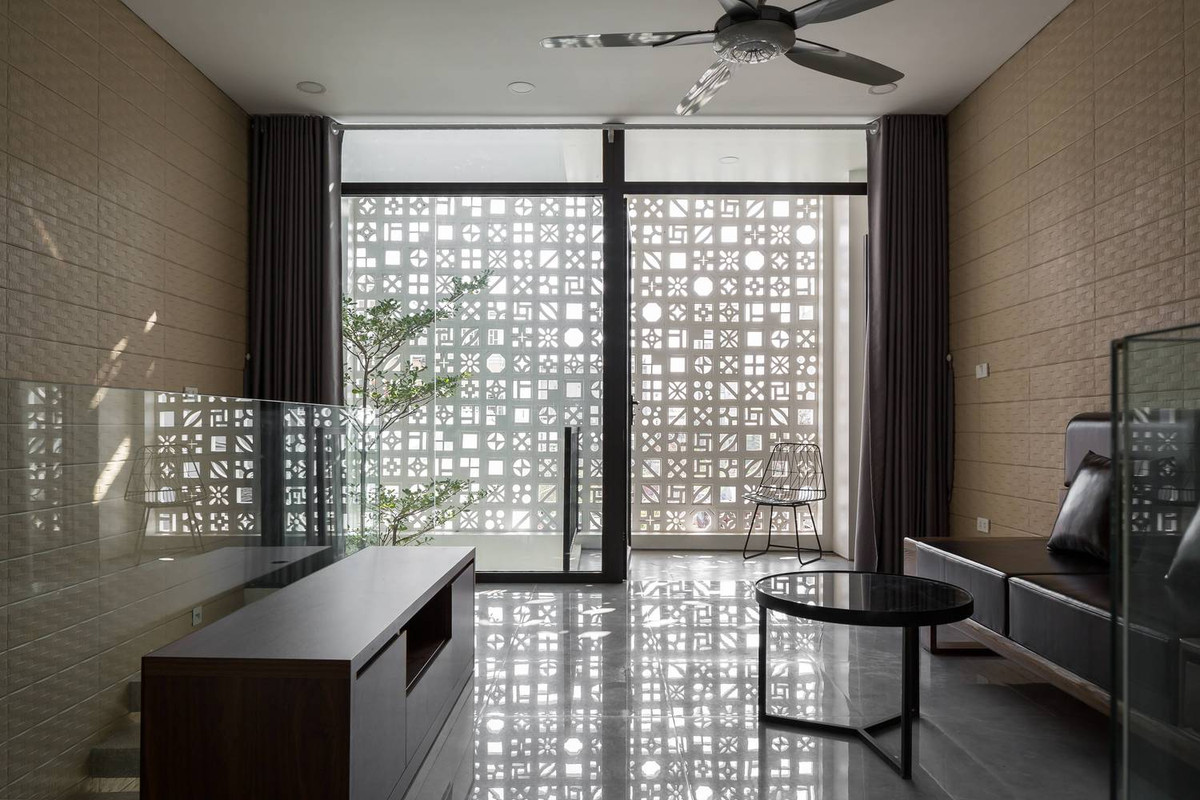 Hai khối chức năng chính được liên kết trực tiếp với nhau qua cầu thang và giếng trời giữa nhà.