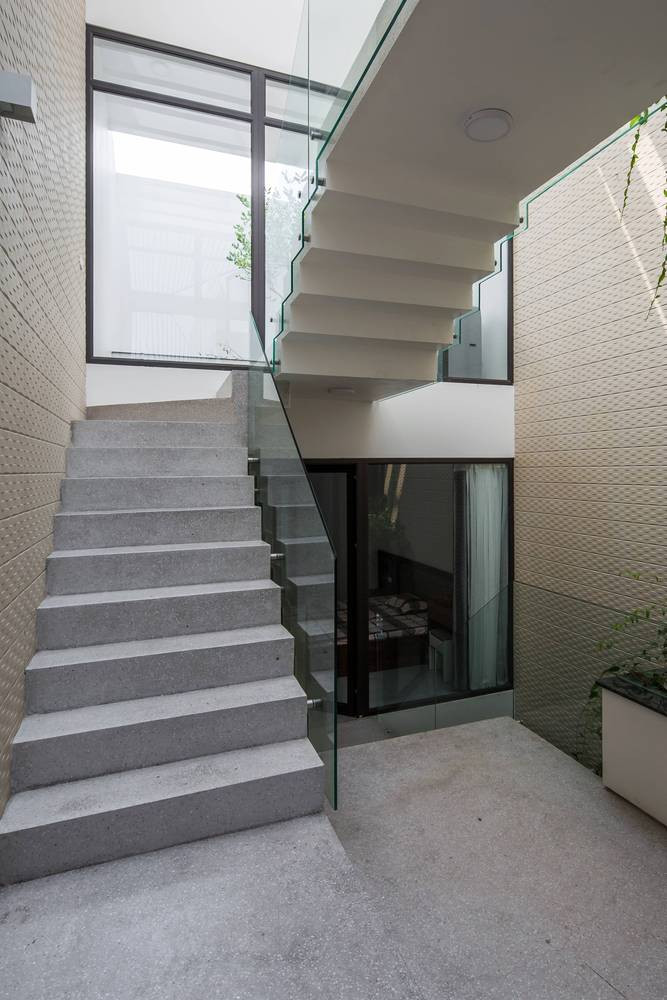 Giống như những ngôi nhà ống điển hình khác ở Việt Nam, NK Home hạn chế về tầm nhìn, hệ thống thông gió, ánh sáng, lối thoát hiểm.