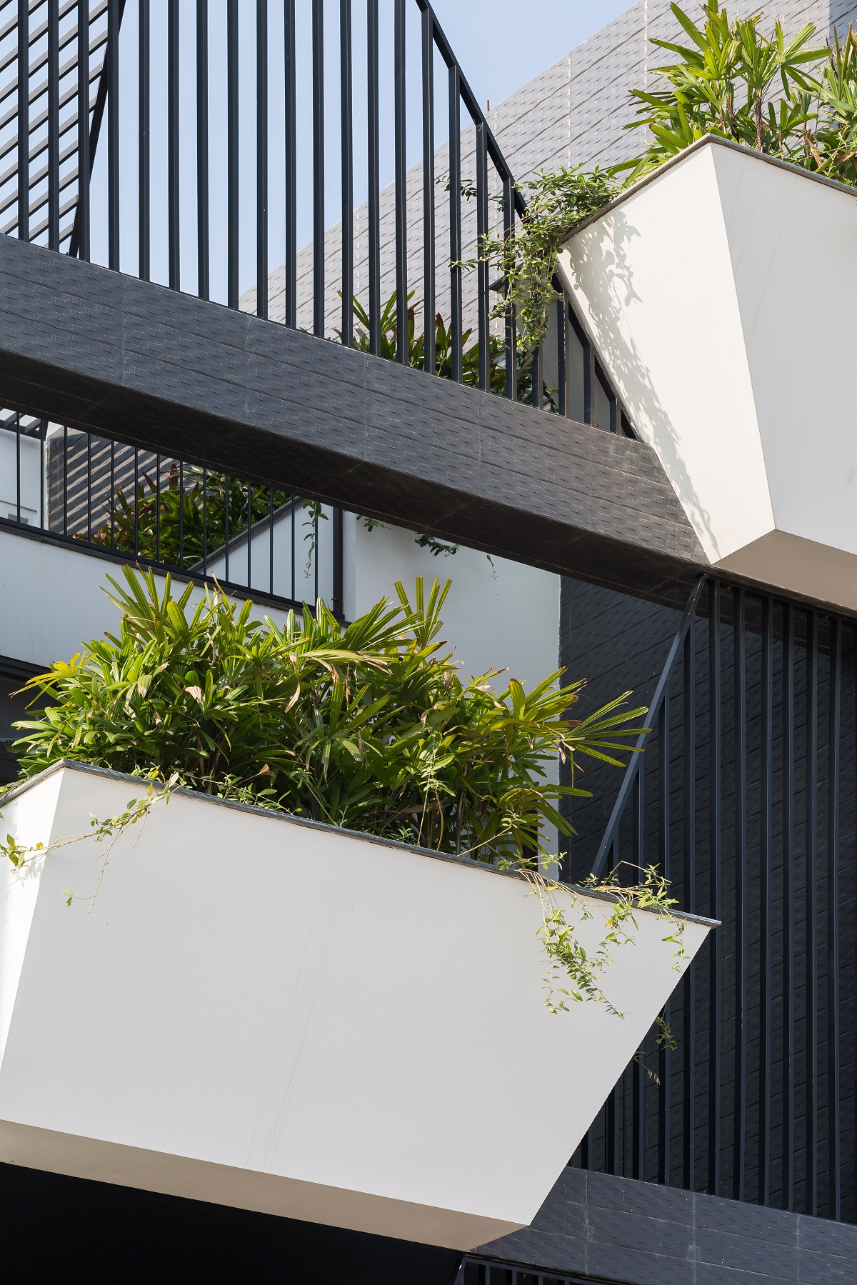 Một trong những điểm thú vị nhất của ngôi nhà là mặt tiền với tạo hình tương phản về màu sắc, hình khối và vật liệu.