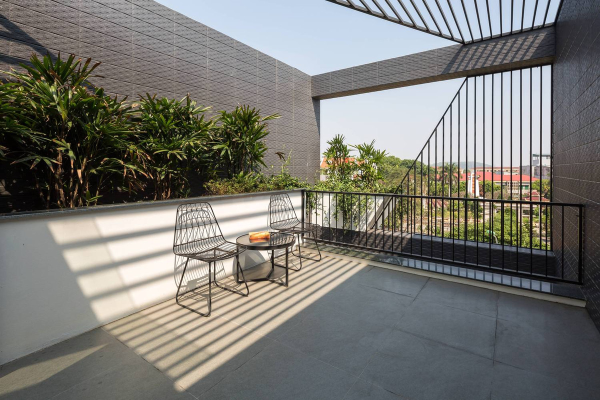 Công năng chính của căn nhà gồm gara, phòng khách, bếp, 03 phòng ngủ, 04 nhà vệ sinh, sân chơi và sân phơi.