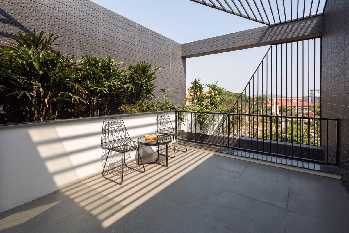 Công năng chính của căn nhà gồm gara, phòng khách, bếp, 03 phòng ngủ, 04 nhà vệ sinh, sân chơi và sân phơi.