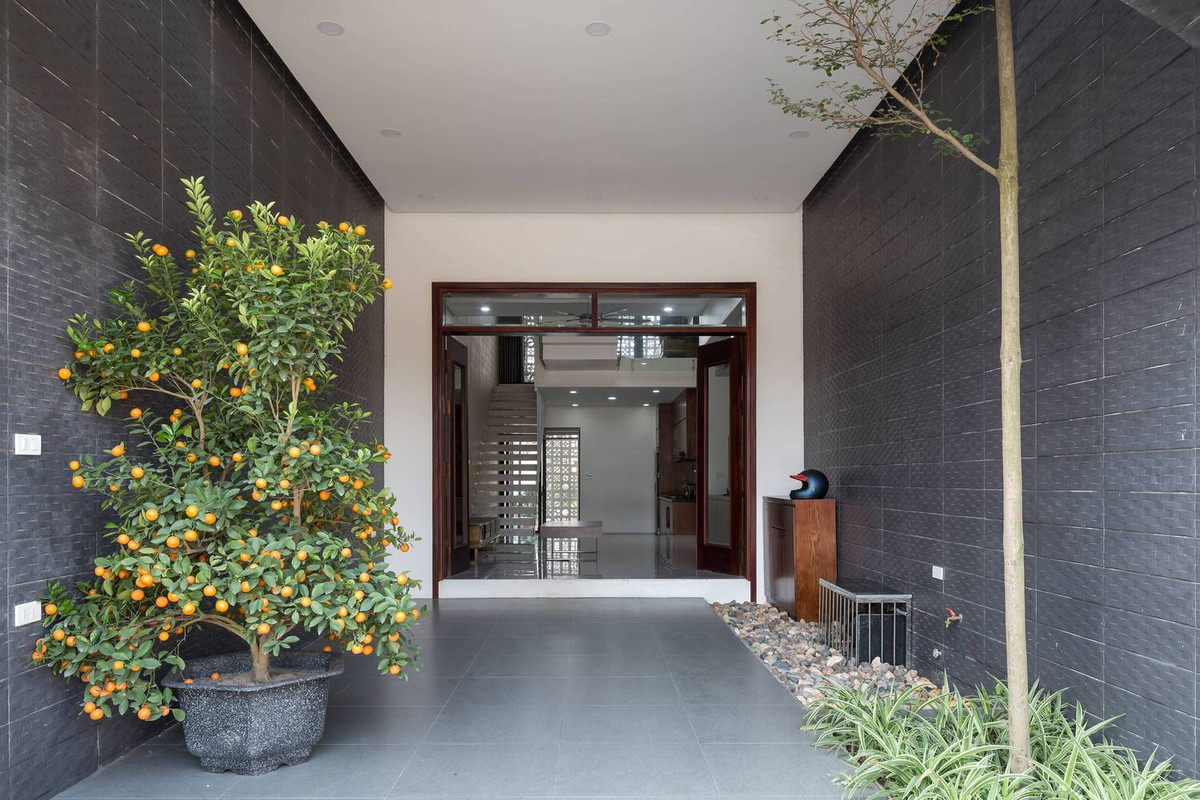 Hơn nữa, do vị trí địa lý nằm trong khu đông dân cư và nằm cạnh các khu công nghiệp lớn nên bụi bẩn và ô nhiễm tiếng ồn là những vấn đề được đặc biệt quan tâm.