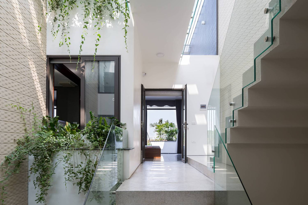 Ngôi nhà được thiết kế cho một cặp vợ chồng trẻ yêu thiên nhiên nên một trong những yêu cầu cơ bản là tạo ra không gian sống có nhiều cây xanh, tạo không gian ở thông thoáng.