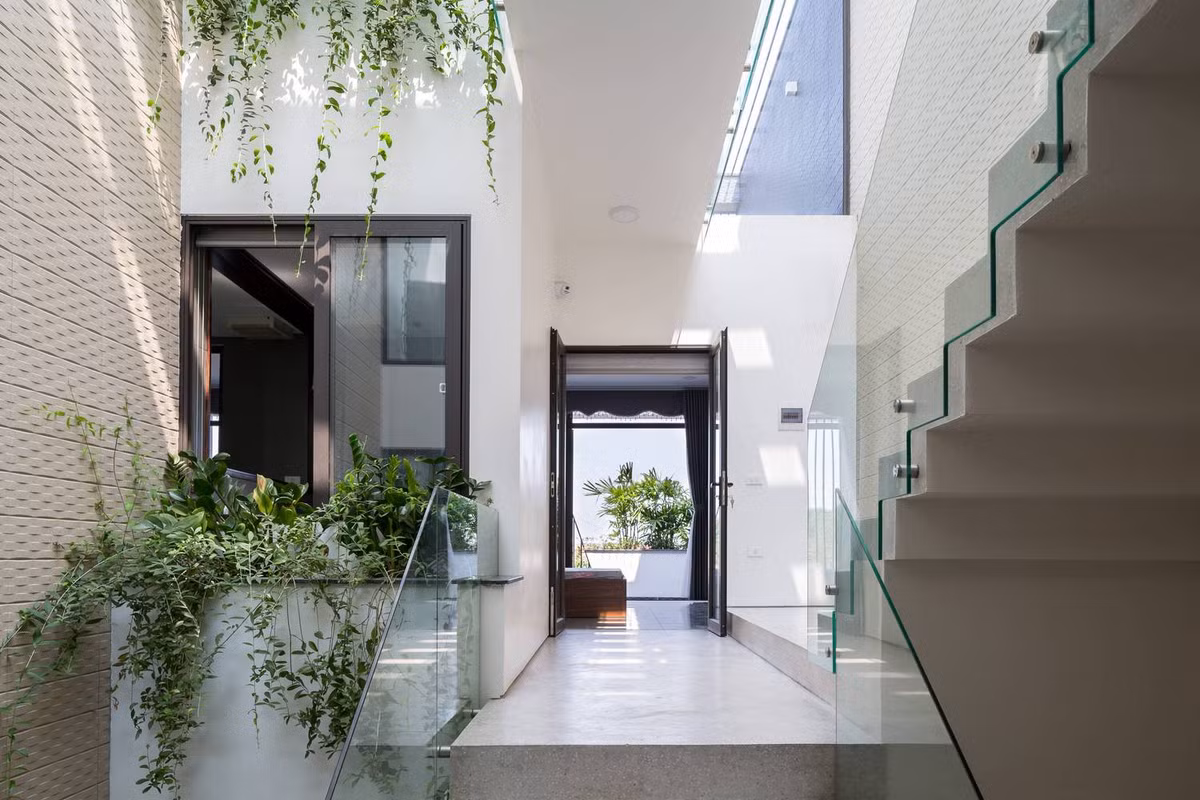 Ngôi nhà được thiết kế cho một cặp vợ chồng trẻ yêu thiên nhiên nên một trong những yêu cầu cơ bản là tạo ra không gian sống có nhiều cây xanh, tạo không gian ở thông thoáng.