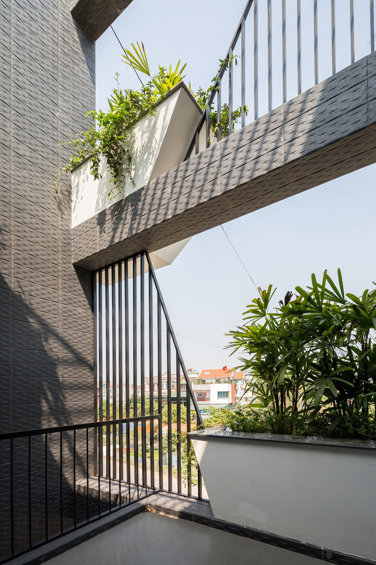 Cách thiết kế này đồng thời giúp mở rộng tầm nhìn, cải thiện không gian sống và hạn chế tác động của gió vào căn nhà. 