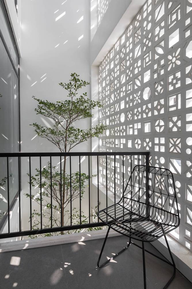 Cách bố trí này giúp cân bằng không gian và tạo cảm giác dễ chịu khi di chuyển qua các tầng.