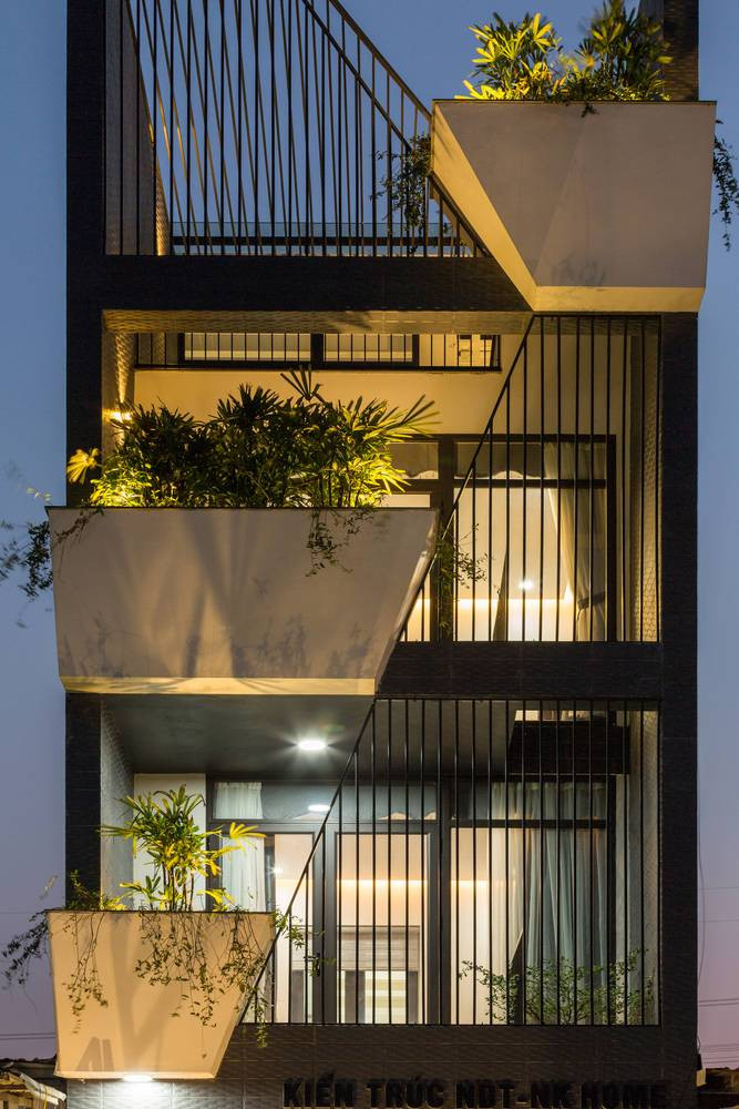 Logia ở các tầng nằm cạnh bồn hoa được kết nối với nhau thông qua các khoảng trống tầng phía trước tạo ra không gian đệm để nghỉ ngơi, làm việc.