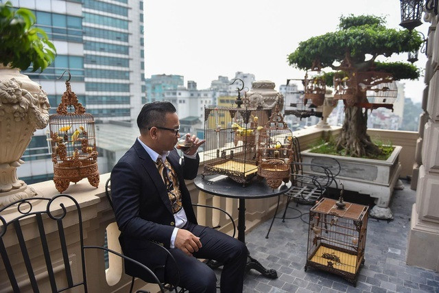 Ban công là nơi anh Chương thưởng trà và đưa chim ra ngoài đón nắng. Ảnh: Vietnamnet