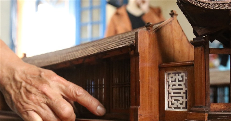 Các chi tiết khác như mộng nhỏ trên cột, khung cửa hình chữ thọ, nền gạch… đều được chế tác khá tỉ mỉ. Ảnh: Lao động