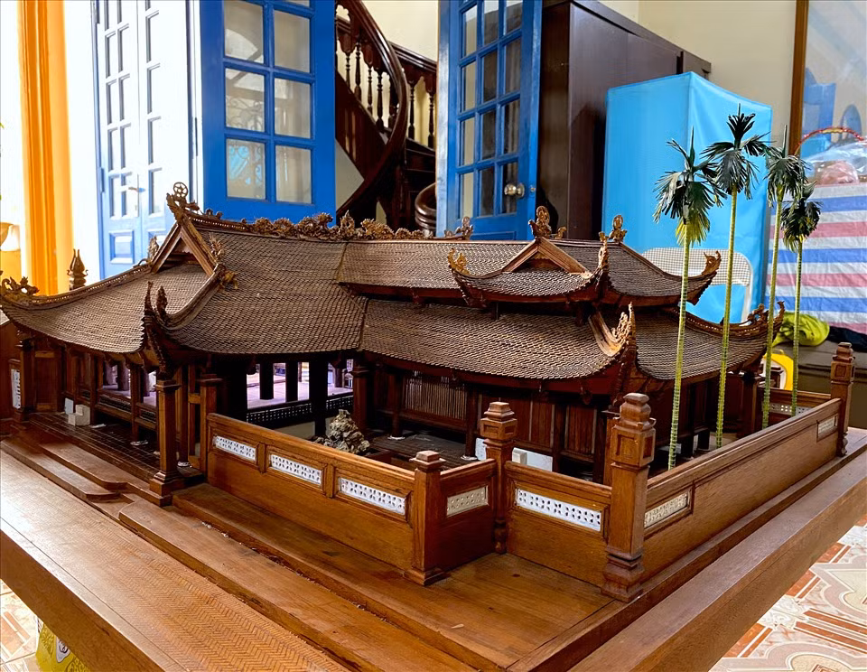 Theo nghệ nhân Hùng, mô hình đình làng được tạo nên cũng một phần lý do bởi mong muốn bảo tồn, lưu giữ lại kiến trúc ngôi đình làng cổ quê nhà, đồng là là cách quảng bá văn hóa, du lịch địa phương. Ảnh: Lao động