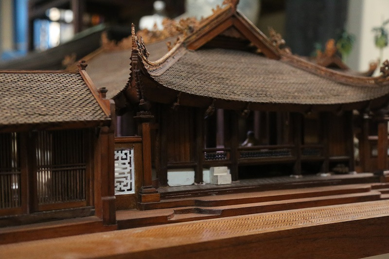 Mỗi ngày ông Hùng chỉ dập được 1.500 viên trong khi mô hình đình làng sử dụng khoảng 70.000 viên ngói. Do đó, ông mất khoảng 2 tháng mới làm xong chi tiết mái ngói. Ảnh: Kinhtedothi.