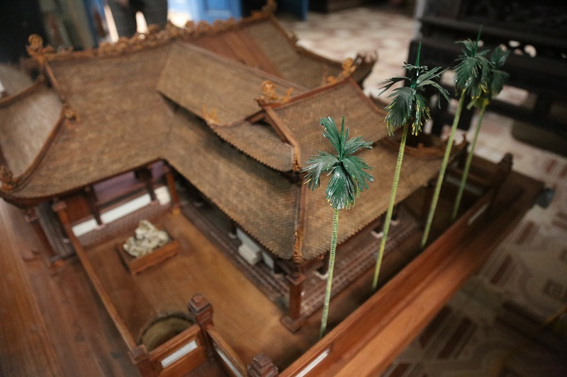 Mỗi ngày, ông Hùng dành ra 6 - 8 tiếng để hoàn thiện tác phẩm. Ảnh: Kinhtedothi.