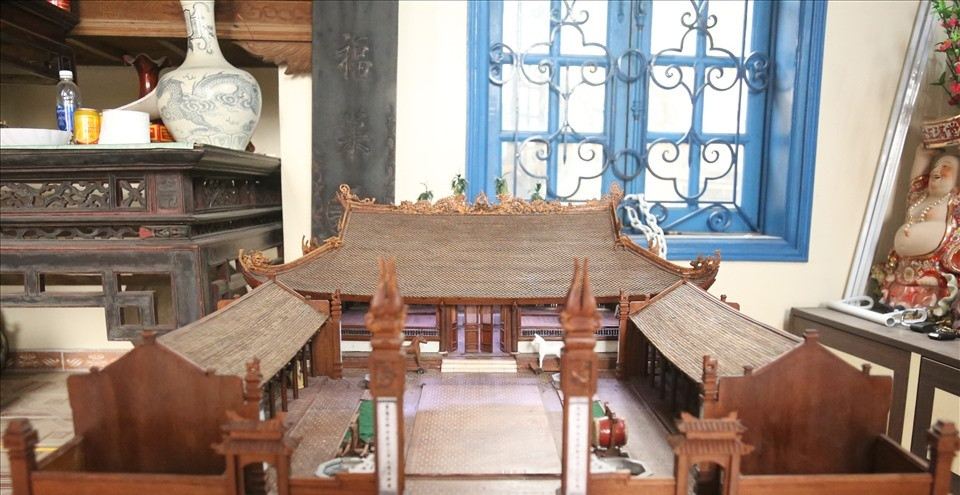 Được chế tác từ gỗ và nhôm, tác phẩm đình làng siêu nhỏ của ông Hùng đã đạt đến trình độ tinh xảo gần 99% từ những chi tiết nhỏ nhất. Ảnh: Lao động.