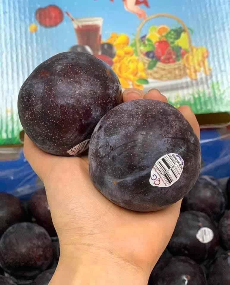 Chị Thương (Cầu Giấy, Hà Nội) cho biết, giá mận Úc năm nay giảm khá nhiều do ảnh hưởng của dịch COVID-19. Cuối vụ năm ngoái, mận Úc có giá lên tới 300.000 đồng/kg mà còn không có hàng. Ảnh: Facebook.