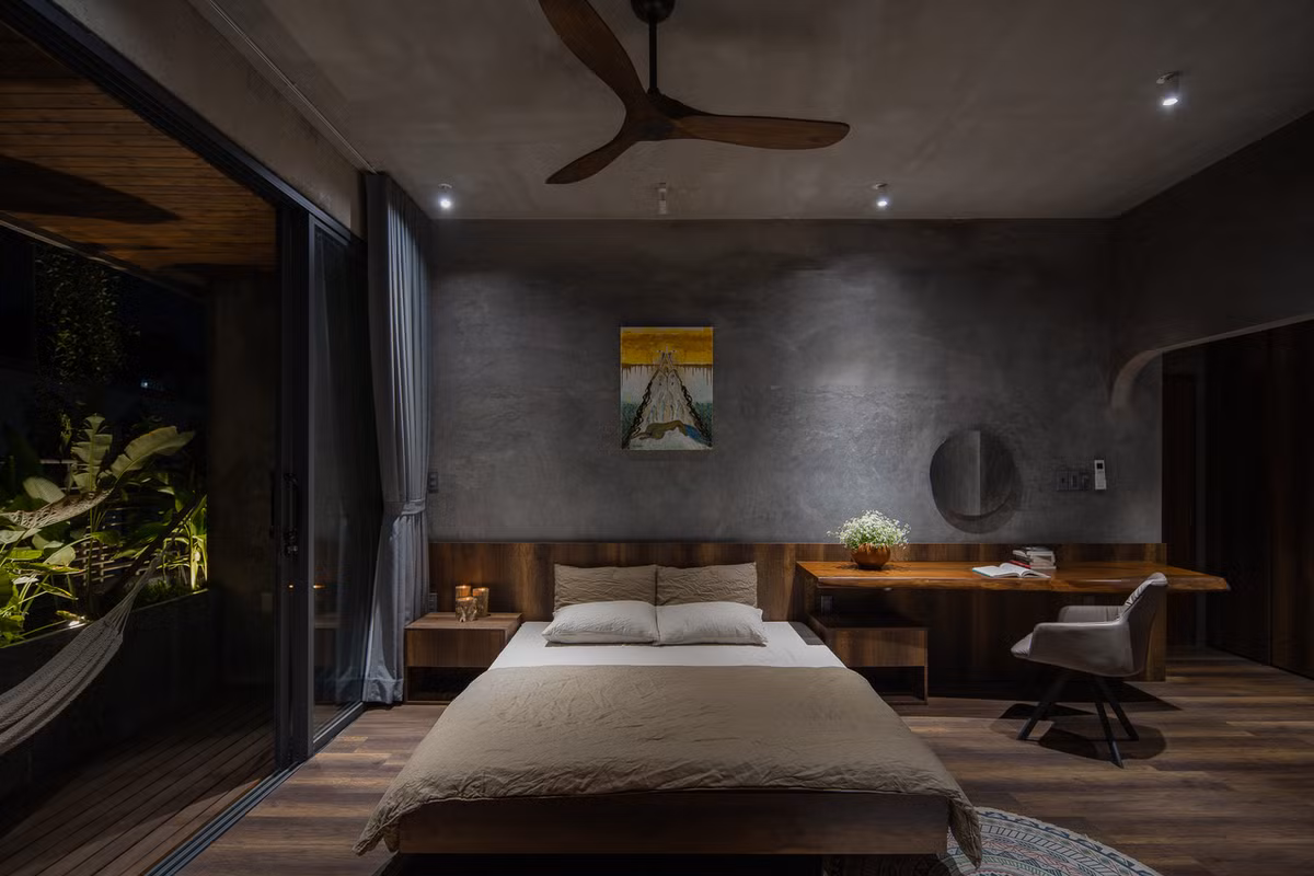 Tầng 4 là một phòng ngủ chính, 2 phòng ngủ nhỏ, một phòng khách. Tầng 5 là phòng bếp và phòng ăn. Tầng 6 là văn phòng của chủ sở hữu.