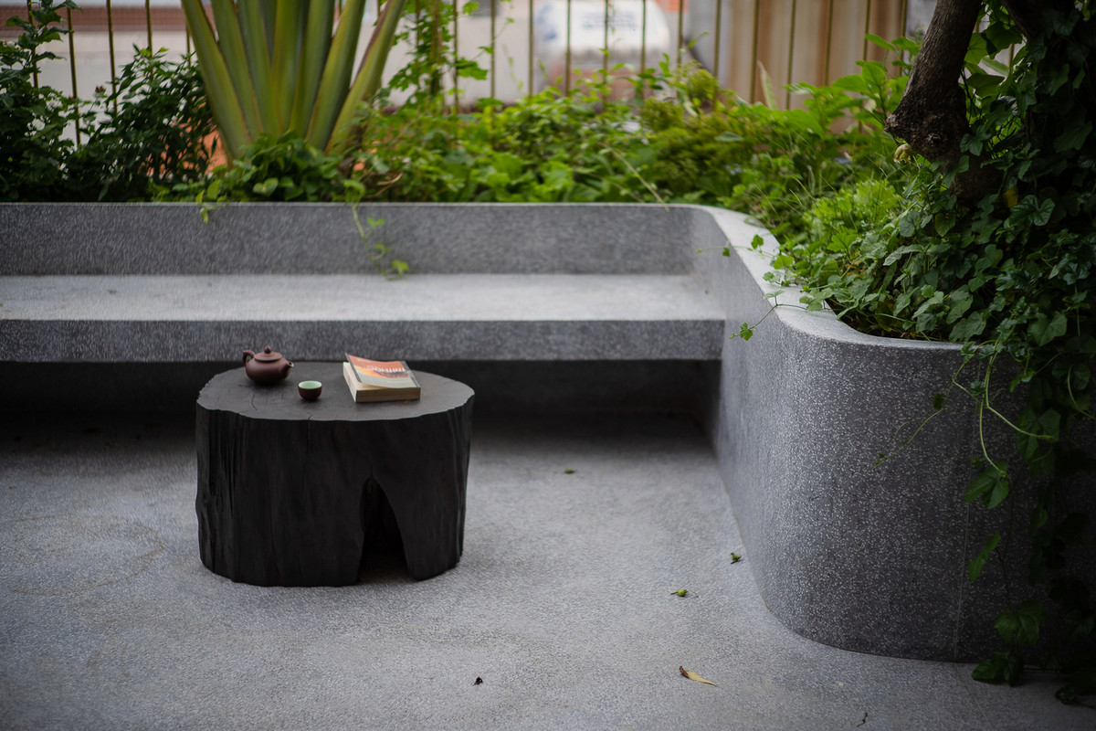 Không gian thoáng đãng đối lập với nhịp sống tĩnh lặng, ẩn hiện sau những bức tường bê tông hình vòng cung và vườn rau, cây ăn quả xung quanh. Nguồn ảnh: Quang Dam