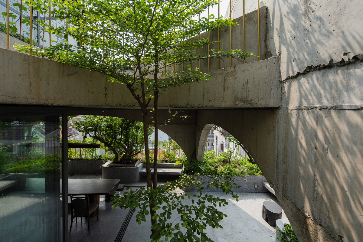 Các tầng khác, chủ nhà muốn có sự khác biệt so với không gian bên ngoài nên nhóm kiến trúc sư đã tạo mảng che bằng cây xanh kết hợp tường thông gió được làm bằng khung sắt và ván xi măng.